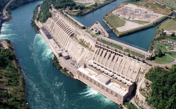What are the advantages of hydroelectric energy?